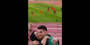 صحنه‌ای زیبا در لیگ یک فوتبال؛ بوسه مهدی فرج‌پور بر دستان مادرش پس از گلزنی