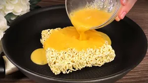 طرز تهیه صبحانه فوری با نودل و تخم‌مرغ در ماهیتابه؛ آماده در ۵ دقیقه