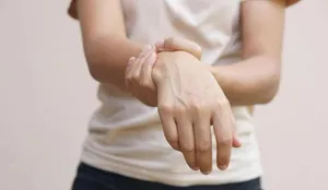 چرا وقتی سرتان را می‌چرخانید، دست‌تان بی‌حس می‌شود؟ این عارضه چه معنایی دارد؟