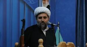 امام جمعه اصفهان: باید ادبیات انتقامی را تقویت کنیم/ پوزه آمریکا را به خاک می مالیم
