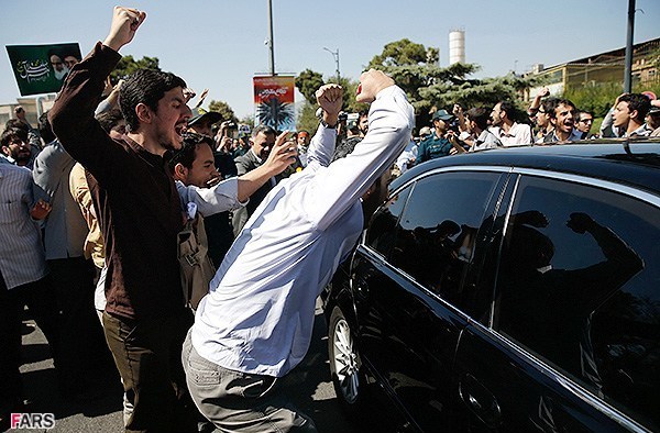 حمله به خودروی روحانی بعد از سفر نیویورک حمله به خودروی روحانی بعد از سفر نیویورک
