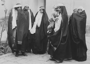 جمعیت «زنان تهرانی» در تکیه‌دولت در حال تماشای تعزیه؛ دوران قاجار (عکس)