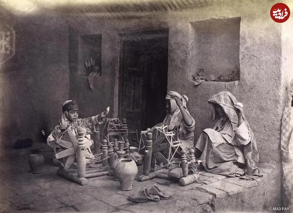 دختر خردسال و زنان بزرگسال در حال نخ‌ریسی در دوران قاجار