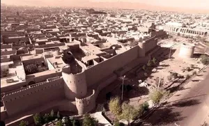 چشم‌اندازی از یک قلعه در نزدیکی شهر یزد؛ 115 سال قبل