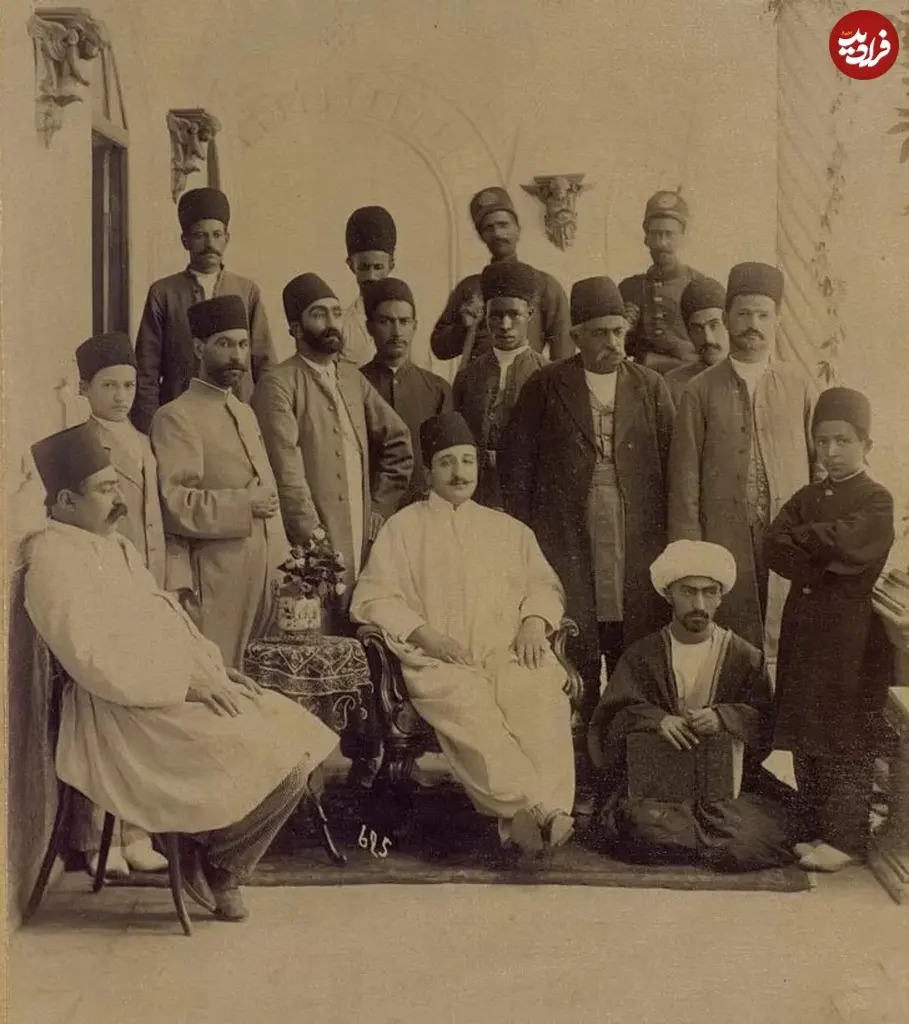 عکس یادگاری شازدۀ قجری و ملازمان و همراهانش