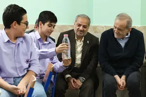 رئیس‌جمهور امروز هم‌کلاسیِ بچه‌های مدرسه امام علی (ع) شد