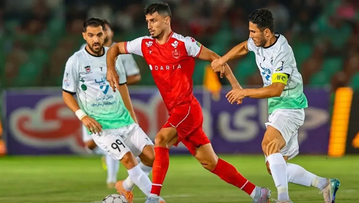 پرسپولیس با گل علیپور برنده نیمه اول مقابل ذوب‌آهن شد