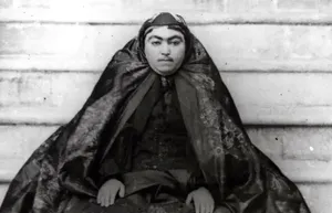 «عالیه خانم، همسر ناصرالدین شاه» در جوانی در کنار «زعفران باجی» (عکس)