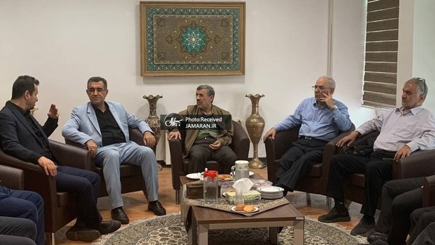 احمدینژاد با دوستان و همکارانش دیدار کرد احمدینژاد با دوستان و همکارانش دیدار کرد