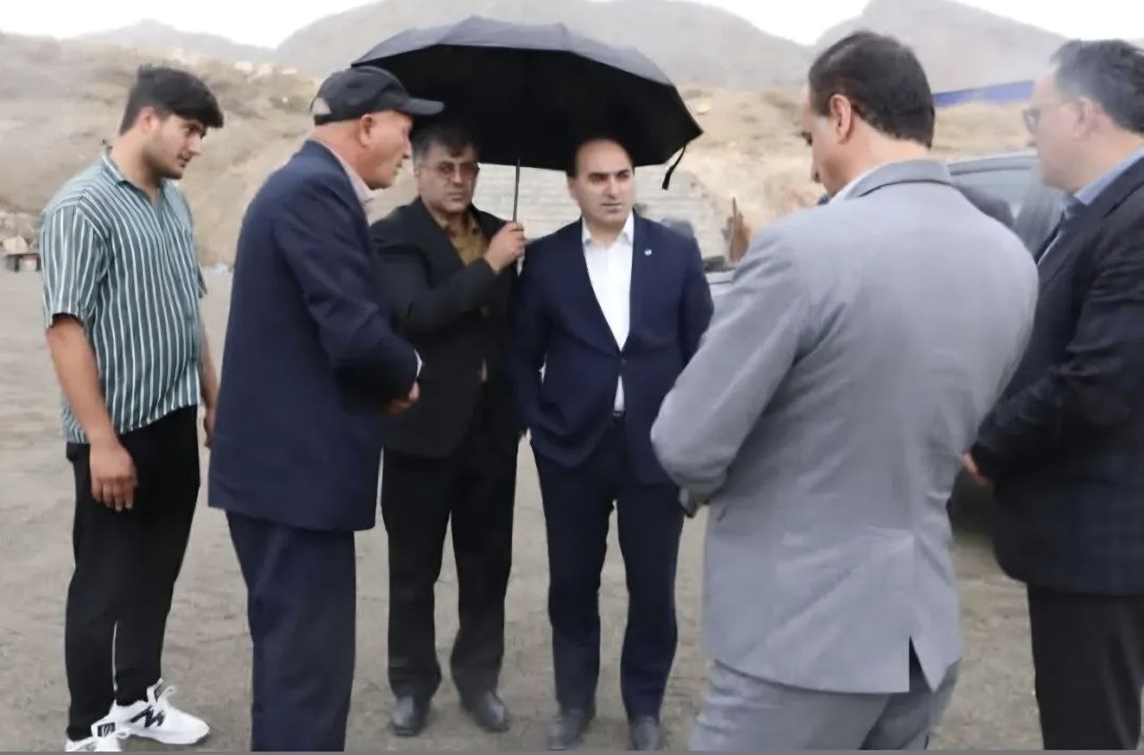 آقای مدیرکل! دستت را از جیب درآور و چترت را خودت بگیر