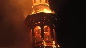 سقوط برج ناقوس شهرداری لیموژ فرانسه پس از آتش‌سوزی؛ لحظه حادثه
