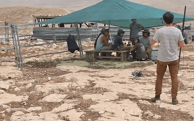 محاصره خانواده فلسطینی توسط شهرک نشینان اسرائیلی