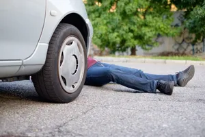لحظه تصادف هولناک یک سرباز با خودرو (فیلم)