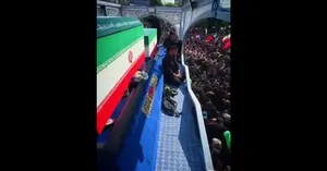 ورود خودروی حامل پیکر رهبر شهید انقلاب و شهدای خانواده ایشان به مسیر تشییع تهران