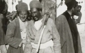 «مردان تهرانی» در حال عبور و مرور در بازار شهر؛ 101 سال قبل (عکس)
