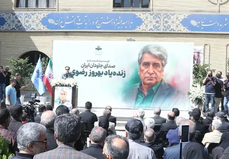 مراسم تشییع گوینده سرشناس بهروز رضوی با حضور هنرمندان (عکس)