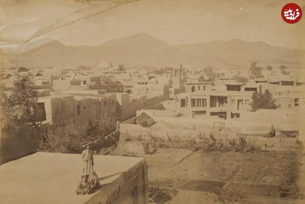 منظره شهر اراک و سه اراکی روی پشت بام؛ ۱۳۵ سال قبل