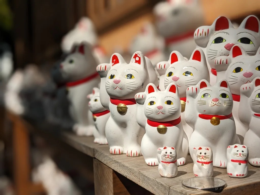 مجسمه معروف مانکی-نکو (Maneki-neko) مجسمه معروف مانکی-نکو (Maneki-neko)