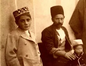 یک خانوادۀ ارمنی در حیاط خانه‌شان در جلفای اصفهان (عکس)