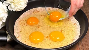 با نان پیتا و چند ماده ساده، یک غذای پنیری و خوشمزه در ماهیتابه درست کنید!
