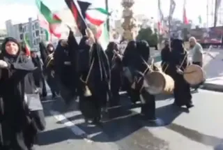 دمام‌زنی بانوان در مراسم اربعین رهبر شهید انقلاب