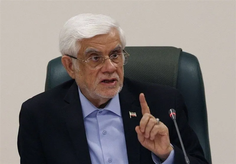 عارف: فرماندهی رهبر انقلاب و وفاداری پزشکیان به نظام بینظیر
است