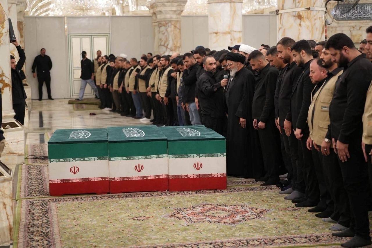 اقامه نماز بر پیکر شهدا در حرم امیر المومنین اقامه نماز بر پیکر شهدا در حرم امیر المومنین