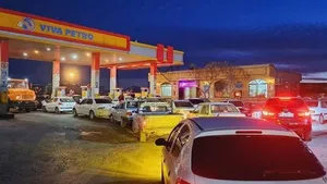 تصاویر از صف طولانی پمپ بنزین