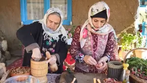 پخت مرغ شکم پر در طبیعت کوهستانی روستا (فیلم)