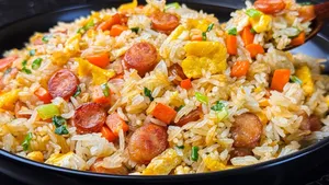 طرز تهیه برنج سرخ‌شده با سوسیس؛ غذای سریع و آسان برای روز‌های شلوغ