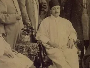 عکس یادگاری شازدۀ قجری و ملازمان و همراهانش
