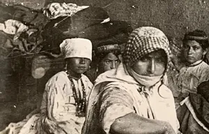 زن‌های ارمنی دوران قاجار کنار تنور در حال پختن نان (عکس)
