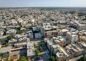 منظرۀ شهر قزوین و یکی از قدیمی‌ترین هتل‌های ایران در دوران قاجار