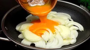 طرز تهیه پیاز و تخم‌مرغ روستایی؛ غذای ساده و خوشمزه به سبک مادربزرگ‌ها