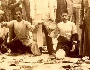 سینی‌های غذا در حیاط سفارت انگلستان؛ 120 سال قبل (عکس)