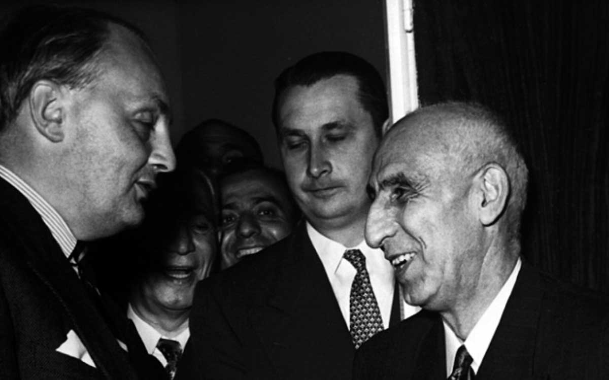 محمد مصدق در دیدار با دیپلمات بریتانیایی سر گلدوین جب در ایالات متحده در ۱۹۵۱. او دو سال بعد سرنگون شد.