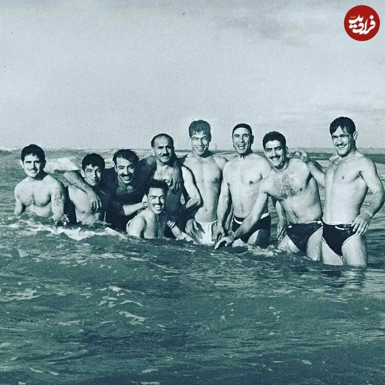 «تختی و فردین» به همراه تیم ملی کشتی در دریای خزر؛ اوایل دهه 30