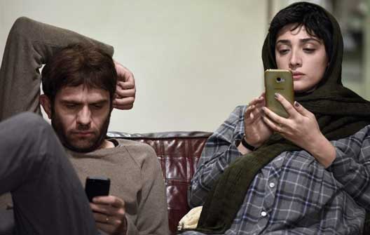 زنی که با نگرانی به گوشی نگاه می‌کند و زندگی زناشویی خود را با دیگران مقایسه می کند.