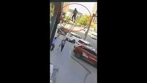 نجات معجزه‌آسای مرد پس از سقوط (فیلم)