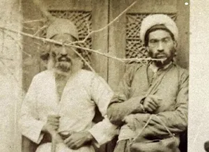 عکس دسته‌جمعی «درویش‌ها» در حیاط یک خانه؛ 130 سال قبل