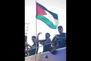یامال، بازیکن بارسلونا در جشن قهرمانی تیمش پرچم فلسطین را برافراشت