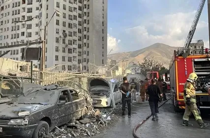 جنگ - روز 6 : هشدار ایران: اگر دنبال تغییر رژیم باشید، راکتور اتمی دیمونا را می زنیم / نتانیاهو نگران آتش‌بس زودهنگام آمریکا با ایران / اعلام پایبندی ایران به «توافق پکن» با عربستان / کومله: هیچ‌گونه حمله‌ای به ایران را آغاز نکرده‌ایم /حمله به کمپ احزاب مسلح کرد در کردستان عراق /آغاز شلیک موشک به سمت اسرائیل /حمله به مناطق مختلف تهران /صدا و سیمای سنندج هدف قرار گرفت /حادثۀ سخت برای آمریکا در ایران