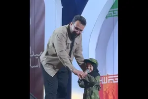 شعار‌های جالب کودک پنج ساله شیرازی در اجتماع میدان انقلاب