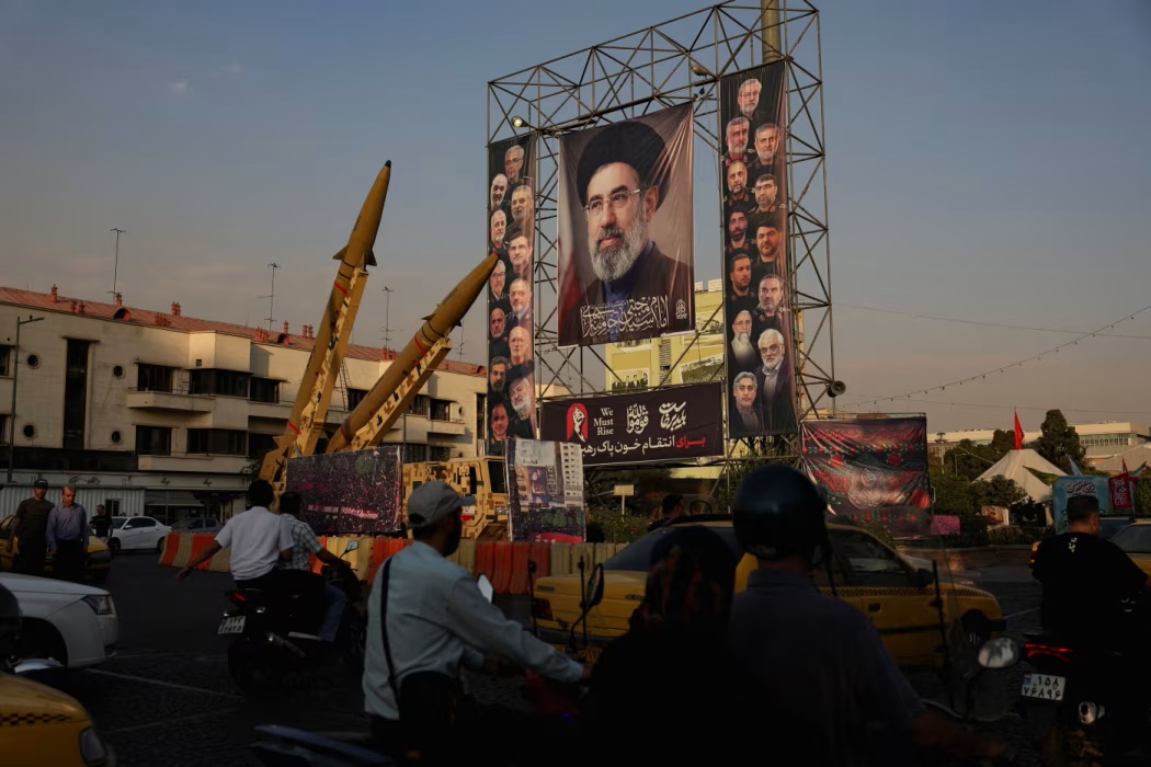 موشک‌ها در کنار بنری از رهبر ایران