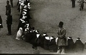 صف طولانی زنان تهرانی در میدان مشق در دوران قاجار (عکس)