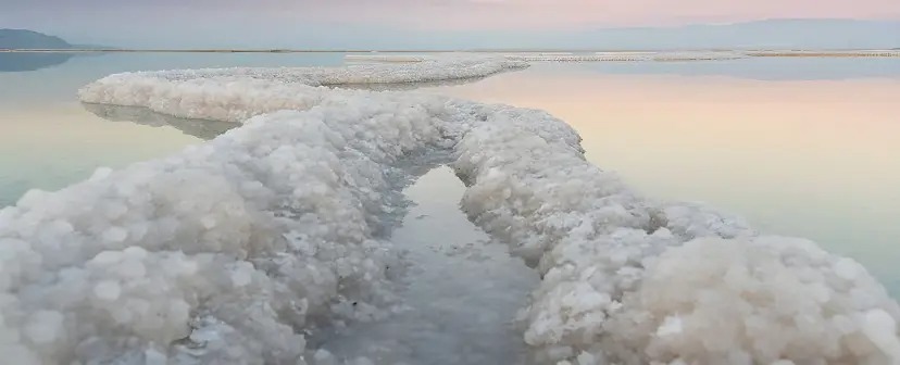بلورهای نمک در دریای مرده.