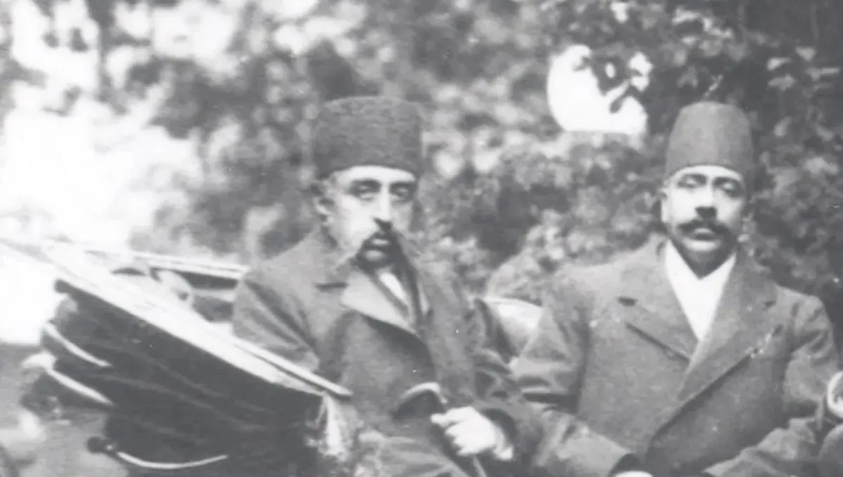 مظفرالدین شاه در حال گردش با کالسکه در شهر پاریس؛ 126 سال قبل (عکس)