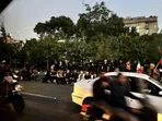 تصاویری از انتظار مردم برای باز شدن در‌های مصلی