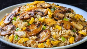 طرز تهیه برنج سرخ‌شده با قارچ و سیر؛ یک شام سریع و خوشمزه با کره