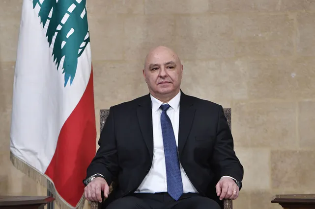 چه کسی خائن است؟